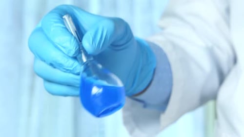 Hand of Scientist Holding Lab Glaswaren Nahaufnahme