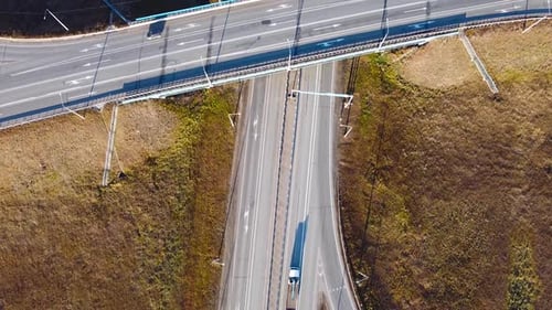 Vue aérienne Drone de la route de jonction à plusieurs niveaux avec des voitures en mouvement