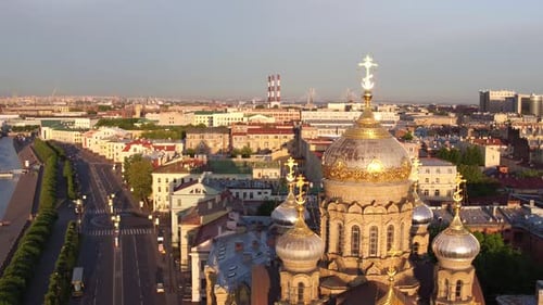 Luftaufnahme der Kathedralenkirche auf dem Damm, St. Petersburg 158
