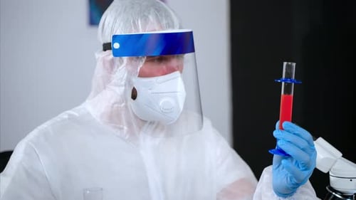Facharzt analysiert Blutproben im Labor