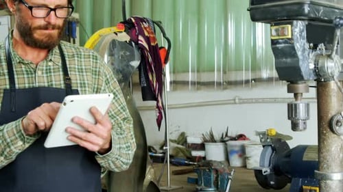 Handwerker nutzt digitales Tablet 4k
