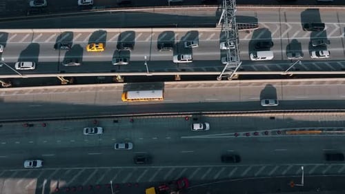 Embouteillage à une intersection routière aux heures de pointe