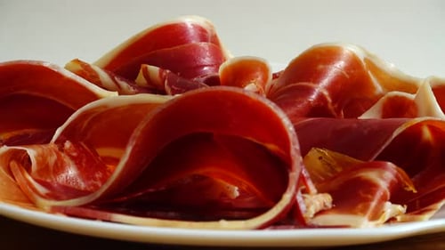 Jamon dans l'assiette. Tir en mouvement.