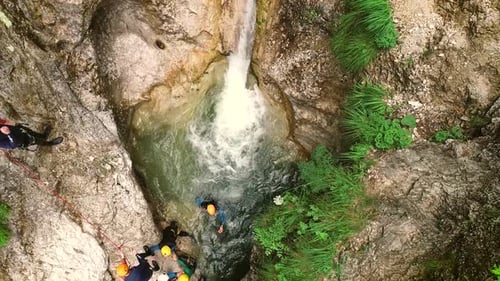 Luftaufnahme einer Gruppe von Menschen beim Canyoning im Fluss Soca, Slowenien.