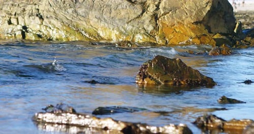 Meer mit Felsen im Strand 4k