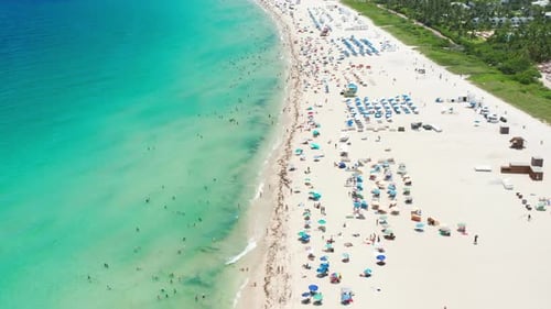 Wunderschöne grüne Meereswellen, weißer Sand und fantastisches Meerwasser aus der Luft