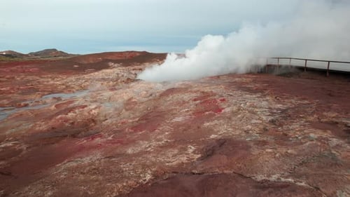 Drohne über geothermischem Gebiet mit dampfender heißer Quelle