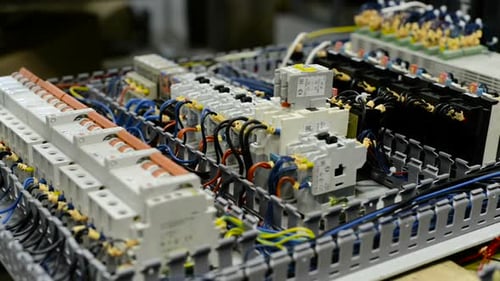 Steuerungssystem einer modernen CNC-Maschine.
