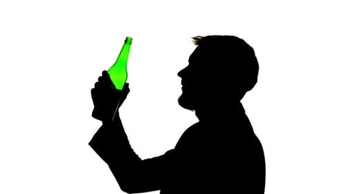El tipo bebió una cerveza y le dolía la cabeza