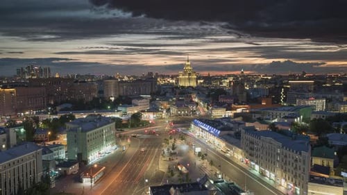 atemberaubender Blick auf Moskau am Abend, Einbeziehung der Straßenbeleuchtung