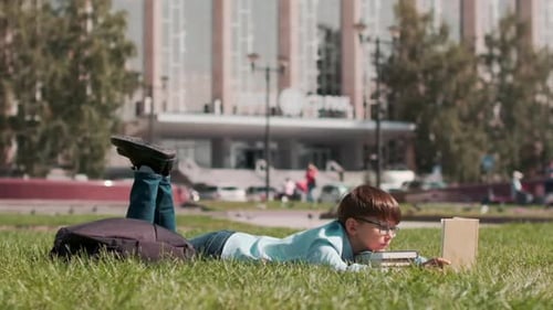 Online-Bildung, Schulanfang, Glücklicher Schuljunge, Lektionen lernen.