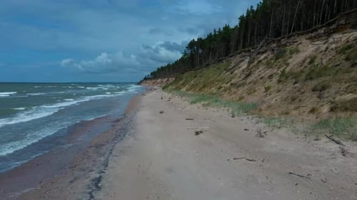 Littoral de la mer Baltique Jurkalne Seashore Bluffs Summer Suny Day. Vidéo 4K aérienne