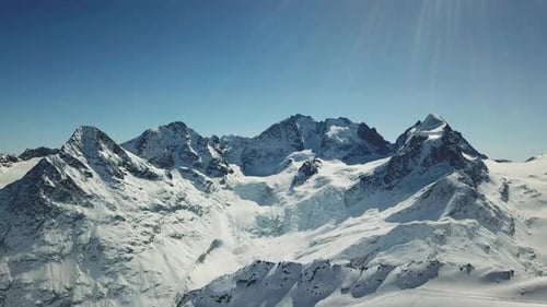 Drohnenaufnahme der schneebedeckten Berge im Winter