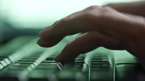 Hände einer Hackerin beim Tippen auf der Tastatur