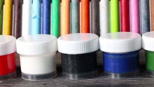 Gouache et pastel pour dessiner. Caméra Slider. Gros plan.