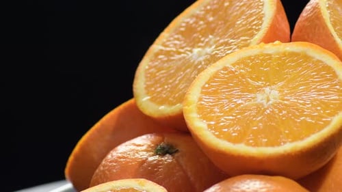 Frische und natürliche Orangen auf einem schwarzen Tablett