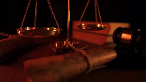 Vista de perto de um martelo de juiz vintage e uma balança de justiça