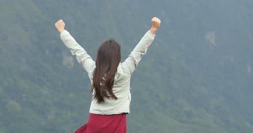 Frau feiert an der Spitze