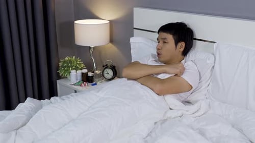 homme malade qui a froid dans un lit