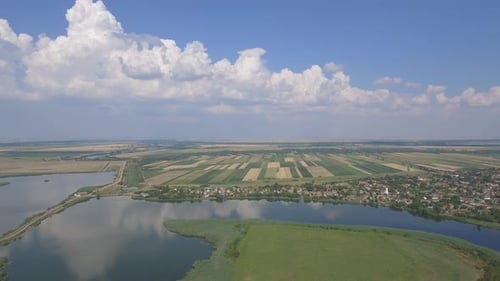 Village au bord de l'eau