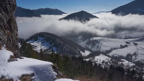 Nuages dans la vallée entre les collines dans le paysage hivernal