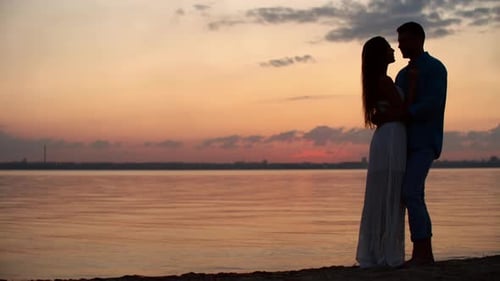 Silhouette eines liebenden Paares beim romantischen Date am See