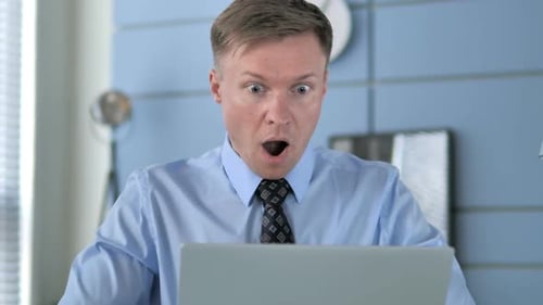 предприниматель удивленно смотрит на экран с налогами