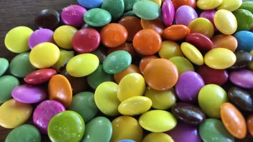 Bonbons au chocolat colorés