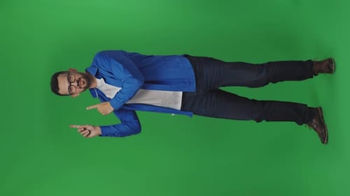 Überraschter kaukasischer Mann, der mit zwei Händen und Finger zur Seite zeigt