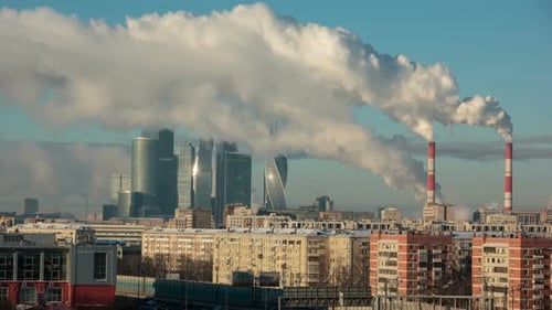 Blick auf Moskauer Stadt mit Rauch geht an kalten Tagen im Winter aus den Röhren des Kraftwerks.