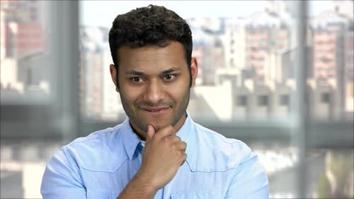 Gerissener Hindu-Geschäftsmann denkt über etwas Böses
