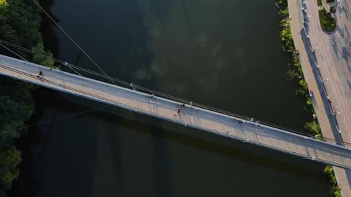 Luftaufnahme Die Stadt Zhytomyr. Fußgängerhängebrücke durch den R. Teteriv.
Ukraine