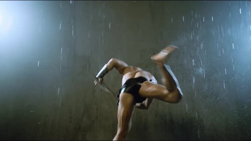 Wet Spartan saltando en Attack Under Rain.