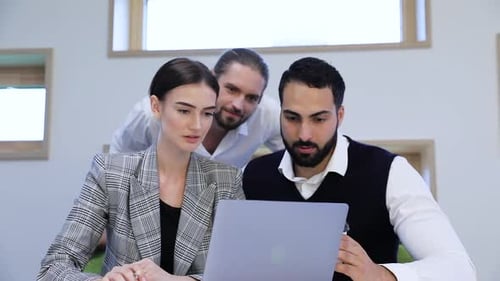 Sucesso nos negócios. Pessoas felizes torcendo no escritório