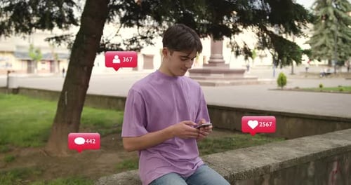 Influenciador de vlogger joven. Animación con interfaz de usuario: me gusta, seguidores, comentarios para redes sociales