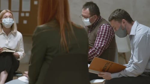 Groupe de personnes assises en cercle lors d'une séance de thérapie