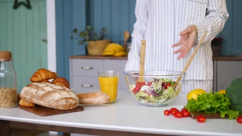 Weibliche Küche Gesunder Salat in der Küche. Nahaufnahme
