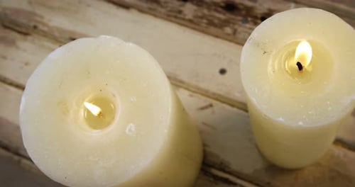 Bougies allumées sur planche de bois 4k