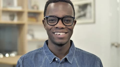 Lächelnder afroamerikanischer Mann