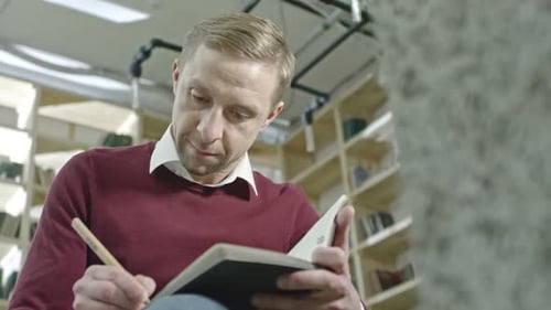 Geschäftsmann schreibt im Notizblock