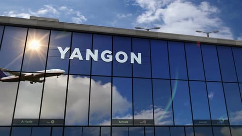 L'atterrissage d'un avion à l'aéroport de Yangon au Myanmar se reflète dans le terminal