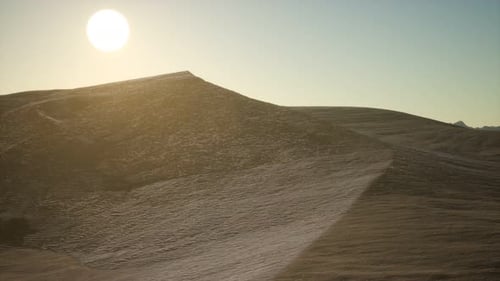 Luftaufnahme auf großen Sanddünen in der Sahara bei Sonnenaufgang