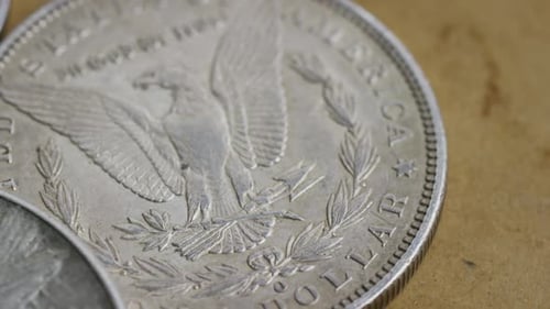Foto rotativa de filmagens de moedas americanas antigas
