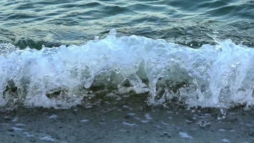 Hermosa ola marina. Rompiendo olas en una playa de arena