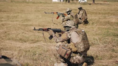 Gruppe von Soldaten mit Munition und Waffen auf dem Schlachtfeld, die versuchen, den Feind anzugreifen