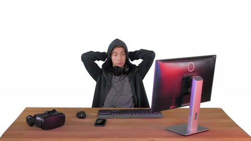 Hacker estresado y cansado sin trabajo mirando un monitor de PC sobre fondo blanco