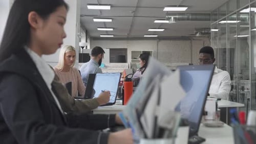 Bureau international, employés de bureau et responsables travaillant avec des documents, travaillant et communiquant dans