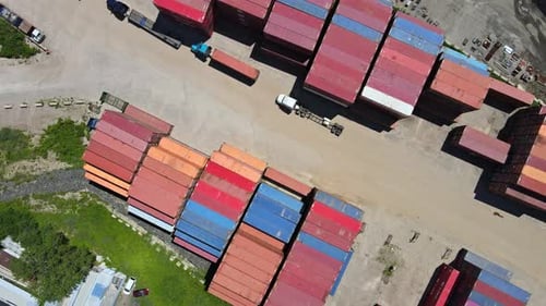 Panorama-Luftaufnahme von oben von den Höhen des Container-Lagersystemnetzwerks im Industriegebiet
