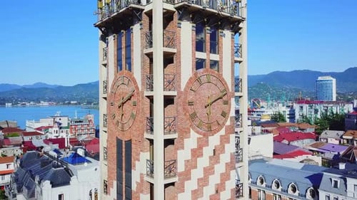 Torre del reloj ubicada en la plaza Piazza en Batumi, región de Adjara en Georgia.