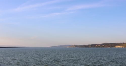 Schöne Landschaft an einem breiten Fluss mit blauem Himmel und Klippen - statische Aufnahme